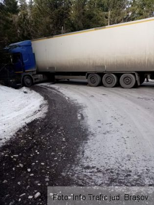 Un TIR încărcat cu hârtie igienică a derapat pe DN 1A Brașov - Ploiești (FOTO) 1 FB_IMG_1579733245521_277324.jpg