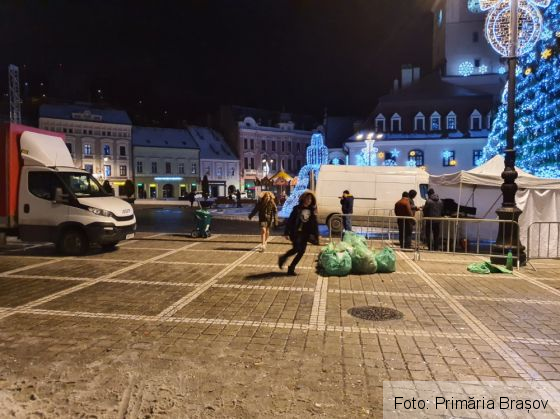 BRAȘOV. Gunoi cu carul după Revelionul din Piața Sfatului (Galerie FOTO) 1 IMG-20200101-WA0019_276644.jpg