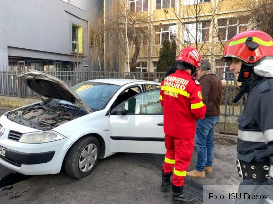 Update. BRAȘOV. Un tomberon și o bancă, lovite de mașina care a pătruns pe trotuar, la Meșotă 1 IMG-20200125-WA0002_277412.jpg