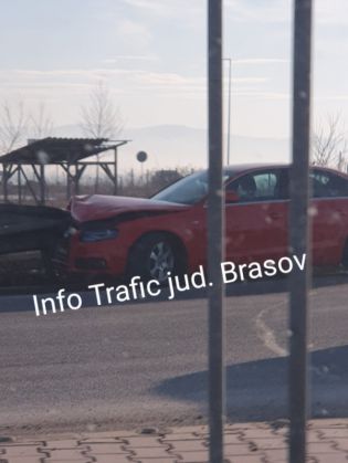 BRAȘOV. Autoturism ajuns în parapet (FOTO) 1 WhatsApp Image 2020-01-25 at 10.11.09_277420.jpeg
