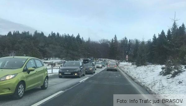 Bară la bară și astăzi, pe DRUMUL POIENII! Aglomerație și pe DN 1, spre BRAȘOV (FOTO) 1 poiana_17.jpg