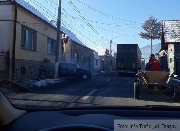 BRAȘOV. Depășire catastrofală! O mașină pare să fi luat foc (FOTO) 1 zarnesti_9.jpg