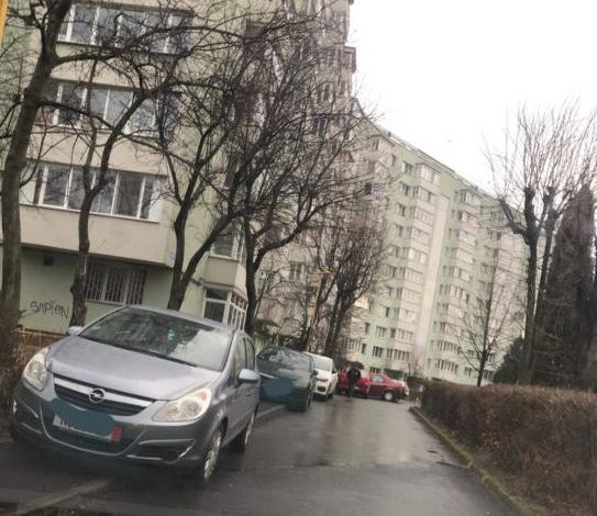BRAȘOV. SESIZARE: „Mai au puțin și vor parca în scara blocului" 1 20200204-180210_2.jpg