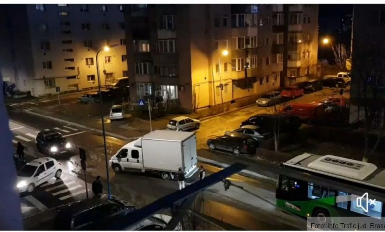 BRAȘOV. Dubă „fugită" în intersecție 1 20200211-204901.jpg