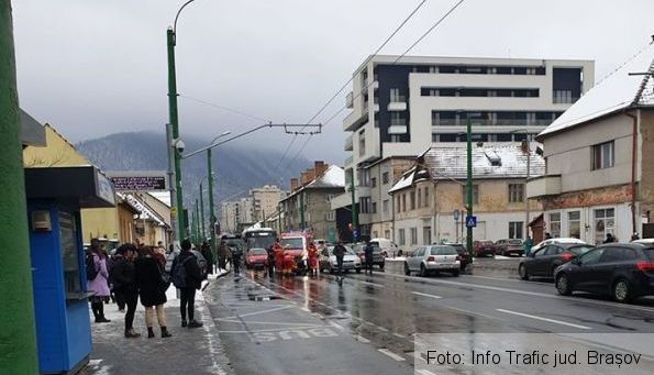 BRAŞOV. Accident lângă Casa de Pensii (FOTO) 1 accident13decembrie_6.jpg