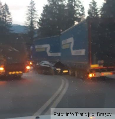 BRAŞOV. Accident pe DN 1, la Cotul Donului (FOTO) 1 accidentcotuldonului_2.jpg
