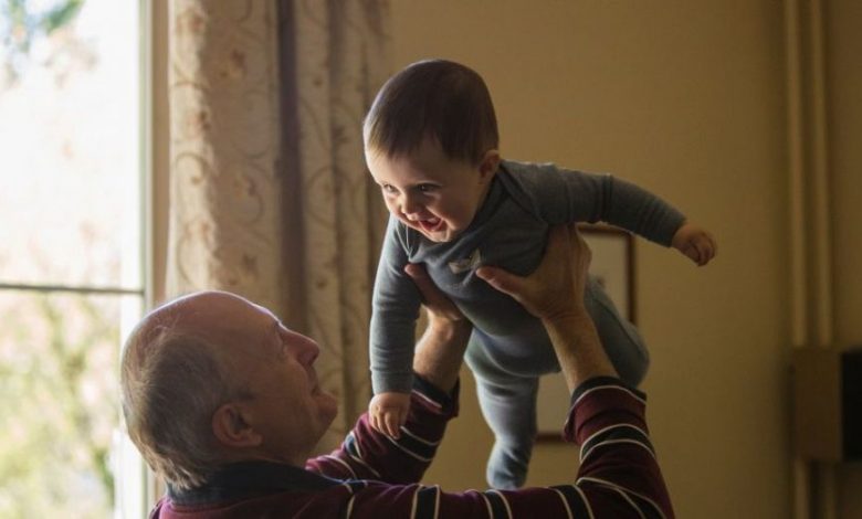 „Salariul” pentru bunici, mai aproape de a deveni lege 1 bunic-nepot.jpg