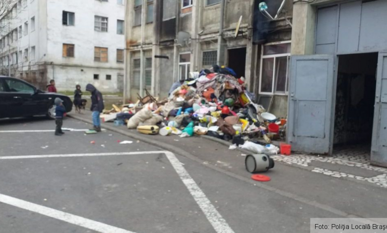 BRAŞOV. „Munte” de gunoi în faţa unui bloc din oraş!!! (FOTO) 1 gunoi_10.jpg
