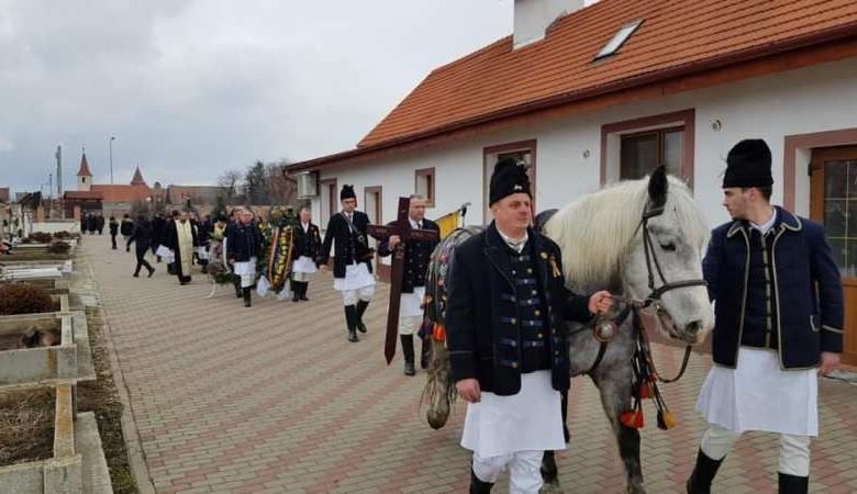 BRAȘOV. Dr. Vitalie Neaga avea 46 de ani... Mesajele de condoleanțe curg / Calul său de june a deschis cortegiul funerar 1 inmormantare.jpg