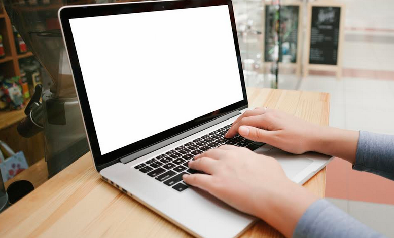 BRAȘOV. Hoț cu... mască sanitară / Bărbatul a furat din magazin două laptopuri 1 laptop.png