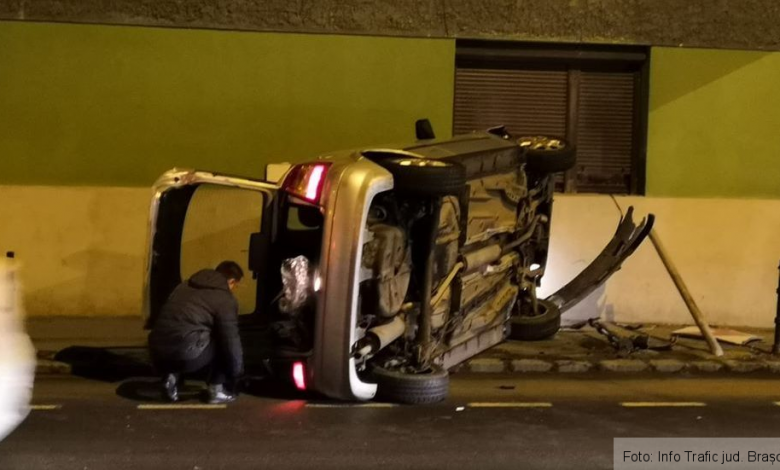 BRAŞOV. ULTIMA ORĂ. Autoturism răsturnat pe trotuar, pe strada Iuliu Maniu! (FOTO) 1 masinarasturnata_11.jpg