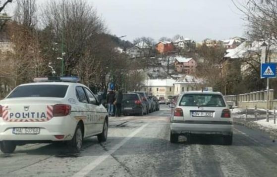 BRAȘOV. Carambol rutier în fața bisericii de pe N. Iorga 1 politie-iorga.jpg