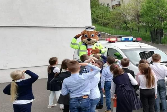 BRAŞOV. Poliţiştii, „lecţii” în clasele celor mai mici dintre elevi 1 scoalatedi_2.png