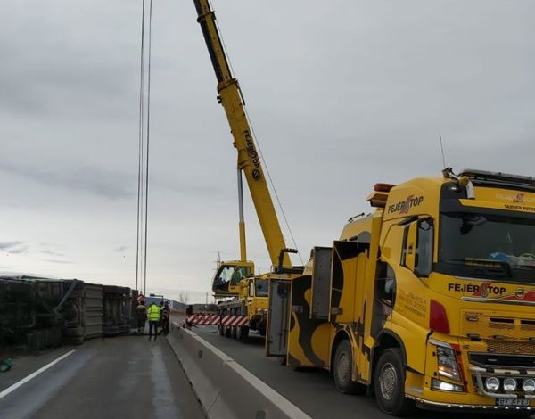 Update. BRAȘOV. Trafic închis pentru ridicarea TIR-ului răsturnat pe DN 13 1 tirdn132.jpg