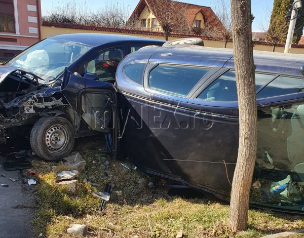 Update. BRAȘOV. Autoturism răsturnat în accidentul din Sânpetru (Galerie FOTO) 1 whatsappimage2020-02-28at12-29-17.jpeg