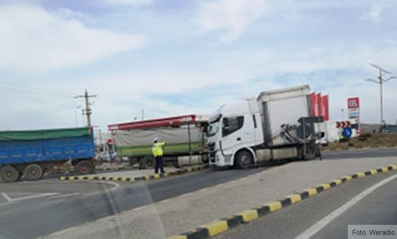 Coliziune între TIR-uri, la intersecția DN 11 Târgu Secuiesc - Brașov cu DN 13E (FOTO) 1 accident-intersectie-reci-martie-2020-1-1140x660.jpg
