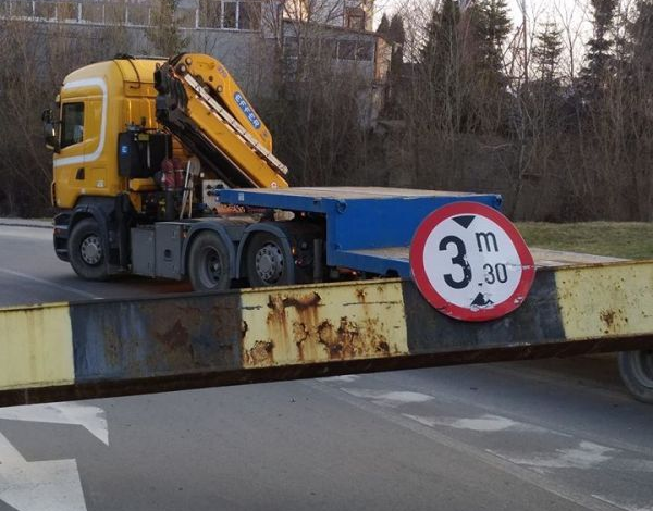 BRAȘOV. Grindă dărâmată de un autovehicul de mare tonaj (FOTO) 1 grinda.jpg