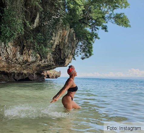 Lora, blocată în Bali, din cauza pandemiei de COVID-19 1 lora.png
