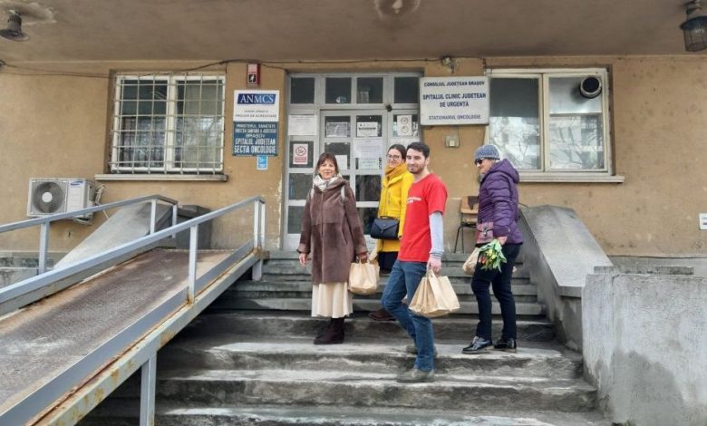 BRAȘOV. Mărţişoare și daruri pentru bolnavi și personalul medical 1 voluntari_4.jpg