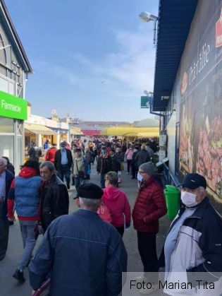 COVID-19. BRAȘOV. Harababură în piețe, între orele 11.00 și 13.00?! (FOTO) 1 FB_IMG_1586017354339_279504.jpg