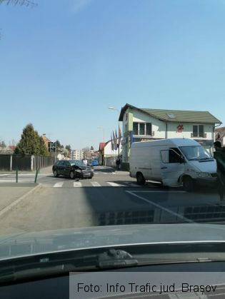 BRAȘOV. Un indicator rutier, „victima" unei coliziuni între două autovehicule (FOTO) 1 FB_IMG_1586515681151_279709.jpg