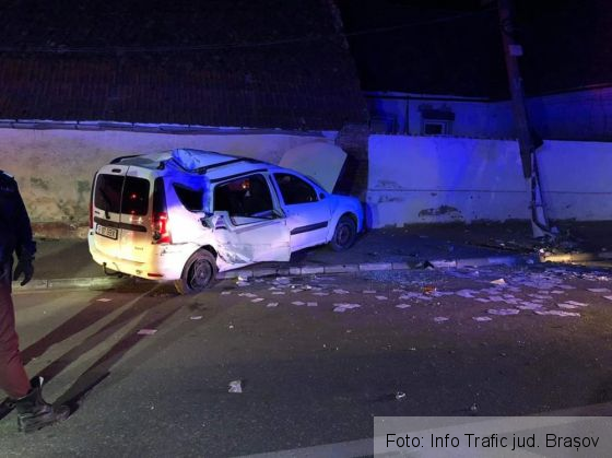 BRAȘOV. Autovehicul intrat în stâlp, la Codlea (Update FOTO) 1 FB_IMG_1587799794113_280083.jpg