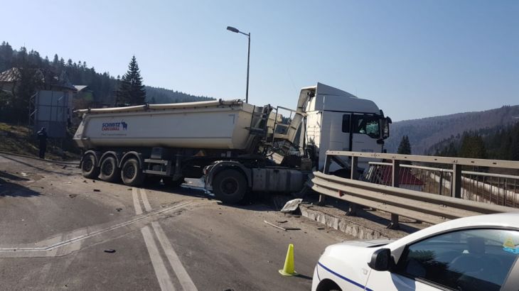 Update. BRAȘOV. Trafic alternativ, după ciocnirea celor două TIR-uri 1 IMG-20200409-WA0006_279659.jpg