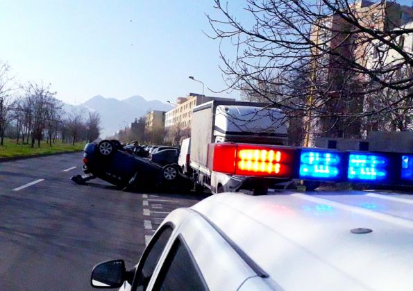 BRAȘOV. Accident pe strada Minerva! (FOTO) 1 IMG-20200410-WA0002_279696.jpg