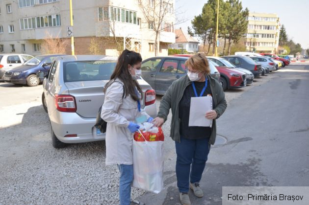 Vârstnicii din BRAȘOV primesc pachetele din campania „Dar din suflet pentru seniori” / Atenție, echipele NU intră în case! 1 WhatsApp Image 2020-04-09 at 14.28.46 (1)_279683.jpeg