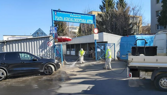 BRAȘOV. Zonele pietonale aglomerate și cele din jurul spitalelor, dezinfectate de operatorul de salubrizare Comprest cu o frecvență mai mare, în această perioadă 1 comprest_2.png