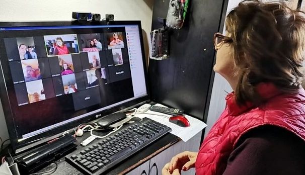 BRAȘOV. 10.000 de copii și 79 de dascăli nu au cum să facă școală online / Aproape 3.000 de elevi rămân cu mediile neîncheiate 1 curs-online-1-69907800.jpg