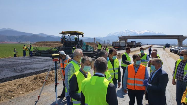 BRAȘOV. Ministrul Transporturilor: „Menținem șantierele deschise, pentru a restarta rapid economia națională” 1 vizita-autostrada_279710.jpeg