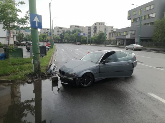 BRAȘOV. Autoturism intrat în stâlp, pe str. Mihail Kogălniceanu (FOTO) 1 IMG-20200525-WA0015_280795.jpg