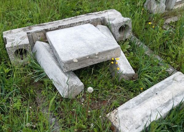 BRAȘOV. Cimitir profanat. Recompensă de 500 de euro pentru găsirea făptașilor 1 Ticusul Vechi 2_280676.jpg
