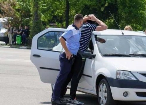 BRAȘOV. La solicitarea polițistului, controlul corporal este obligatoriu! TOTUȘI... 1 controlcorporal.jpg