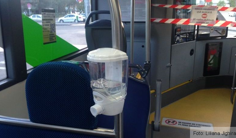 BRAȘOV. Dozatoare cu dezinfectant în autobuzele RATBV. Unele au fost deja vandalizate 1 img-9642_2.jpg