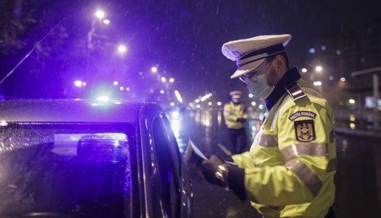 COVID-19 BRAȘOV. A reînceput să crească numărul amenzilor, iar suma „recoltată” e dublă 1 politist-control.jpg