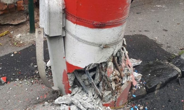 BRAȘOV. Circulația rutieră și energia electrică, întrerupte azi pe Dobrogeanu-Gherea 1 stalp-avariat.jpg