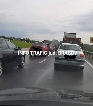 BRAȘOV. Trafic blocat pe DN 1, după ce un TIR a intrat în parapetele din beton 1 20200611_163104_281061.jpg