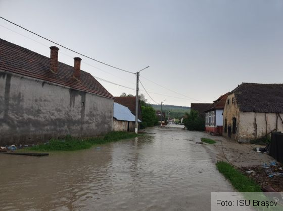 BRAȘOV. Inundații, în această seară, în județ! Sat „rupt" de lume, după distrugerea unui pod (Galerie FOTO) 1 IMG-20200625-WA0065_281422.jpg