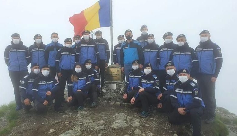 Update BRAȘOV. Drapelul național, dus de jandarmi pe „Acoperișul” țării / Onor la (cel mai mare) tricolor! 1 jandarmii-drapel.jpg