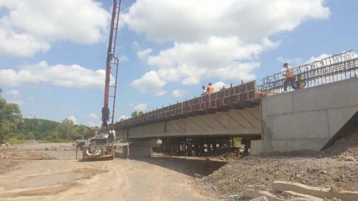 BRAȘOV. Apele umflate ale Oltului „atacă” podul în construcție de la Hălmeag 1 podul-Halmeag1_281434.jpg