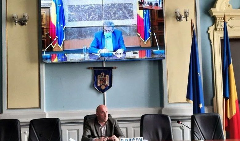 BRAȘOV. Prefectura face „inventarul” pagubelor produse de inundații 1 prefect-videoconf.jpg