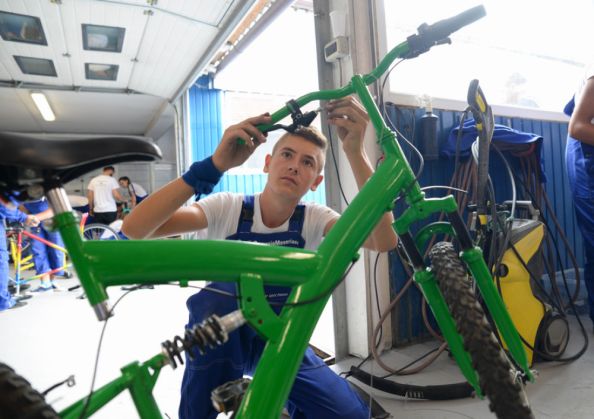 BRAȘOV. 1.900 de locuri pentru elevii care vor fi plătiți să învețe o meserie 1 tabara-meseriasi-biciclete1_255881.jpg