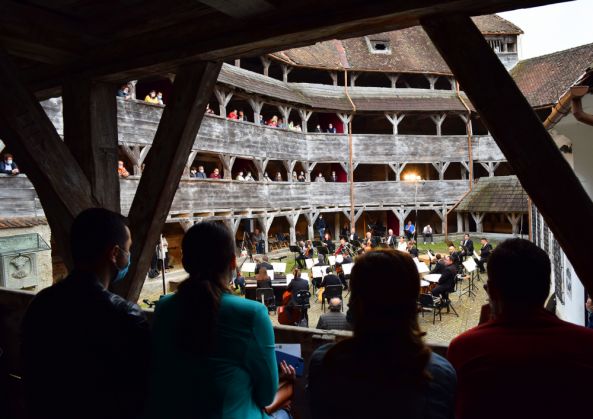 BRAȘOV. Filarmonica încheie stagiunea la Bastion cu un concert inedit 1 Bastionul-Artistilor_281629.jpg