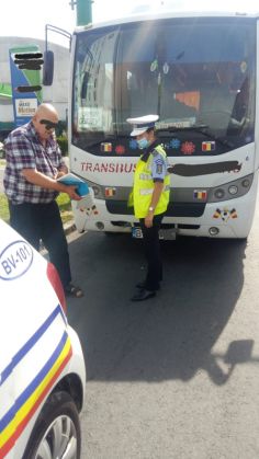 Polițiștii BRAȘOVENI au demarat CONTROALE în domeniul transporturilor, inclusiv pentru prevenirea răspândirii COVID-19 (FOTO) 1 IMG-20200718-WA0001_281891.jpg
