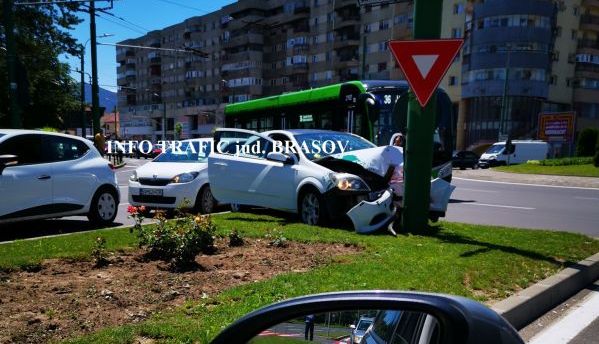 BRAȘOV. Autoturism intrat în stâlp, în zona Făget! (FOTO) 1 accidentfaget_6.jpg