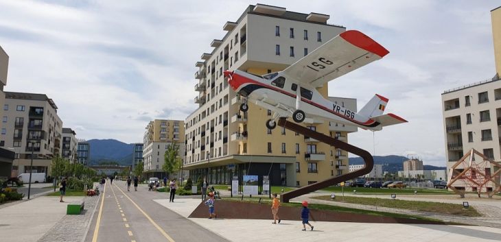 BRAȘOV. Până e gata aeroportul, avem un avion printre blocuri 1 avion-04-3_282024.jpg