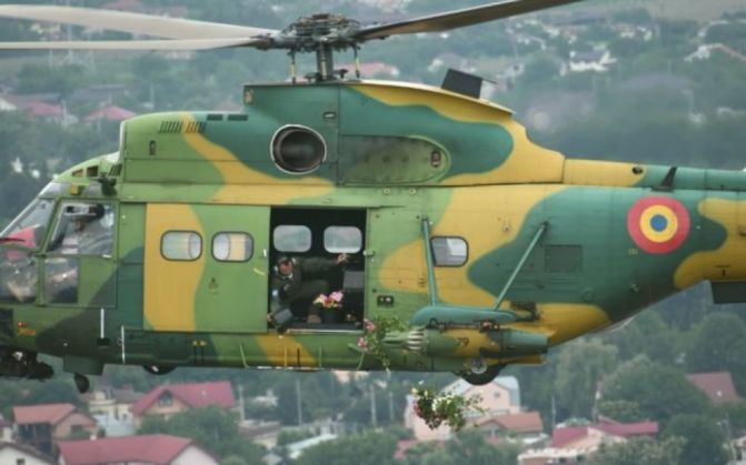 BRAȘOV. Ploaie de flori deasupra spitalelor de Ziua Aviației / Update. A fost amânată 1 flori-elicopter-Puma-Socat1_281954.jpg