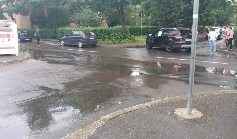 BRAȘOV. Incident rutier între un Logan și o mașină de teren. Cine a ieșit mai „șifonat” 1 masini-cometei1.jpeg